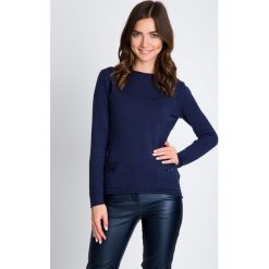Granatowy sweter z kokardkami QUIOSQUE. Niebieskie swetry klasyczne damskie QUIOSQUE, z wiskozy, z dekoltem na plecach. W wyprzedaży za 49,99 zł.