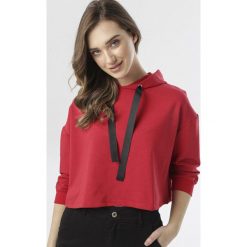 Czerwona Bluza Idalophi. Czerwone bluzy damskie Born2be, xl, bez wzorów, bez rękawów, z kapturem. W wyprzedaży za 49,99 zł.