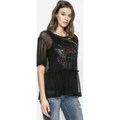 Guess Jeans - Top Fabulux. Czarne topy damskie marki Guess Jeans, s, z nadrukiem, z elastanu, z okrągłym kołnierzem. W wyprzedaży za 229,90 zł.
