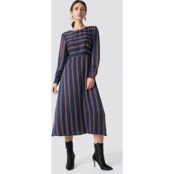 NA-KD Trend Sukienka midi w paski - Blue. Niebieskie sukienki damskie NA-KD Trend, w paski, z poliesteru, bez kołnierzyka, z długim rękawem, długie, midi. Za 121,95 zł.
