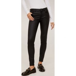 Mango - Jeansy Kim. Czarne jeansy damskie Mango, bez wzorów, z elastanu, z obniżonym stanem. Za 119,90 zł.