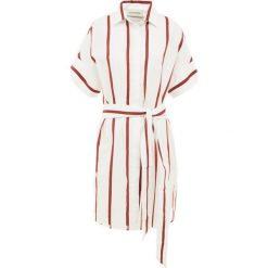 By Malene Birger Sukienka koszulowa russian red. Białe sukienki damskie marki By Malene Birger, na lato, bez wzorów, z bawełny, z koszulowym kołnierzykiem, bez rękawów, koszulowe. Za 1029,00 zł.