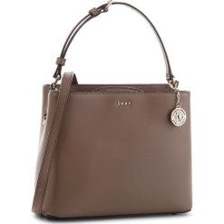 Torebka DKNY - R83J3619 253. Brązowe torebki klasyczne damskie DKNY, ze skóry. Za 849,00 zł.