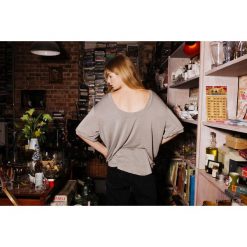 Indie Oversize t-shirt silver mist. Szare t-shirty damskie Pakamera, bez wzorów, z materiału, z dekoltem na plecach. Za 169,00 zł.