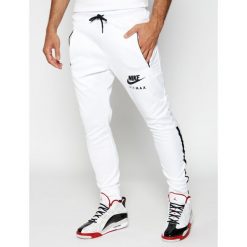Spodnie dresowe NIKE Air Max Track CT9739. Białe jeansy męskie Nike, s, bez wzorów. Za 399,00 zł.