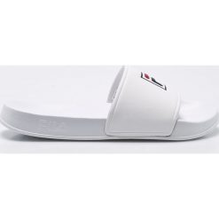 Fila - Klapki. Białe kapcie męskie Fila, z materiału. Za 109,90 zł.