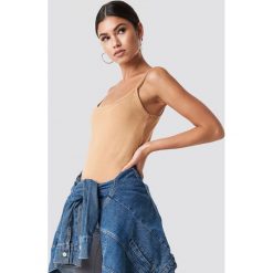 Nicki x NA-KD Dopasowany top na ramiączkach - Beige. Brązowe topy damskie marki Nicki x NA-KD, bez wzorów, bez kołnierzyka. W wyprzedaży za 32,38 zł.