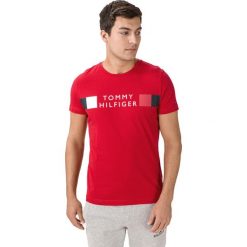 Tommy Hilfiger Koszulka Czerwony. Czerwone podkoszulki męskie TOMMY HILFIGER, xl, z nadrukiem, z bawełny, bez kołnierzyka, krótkie. Za 187,95 zł.