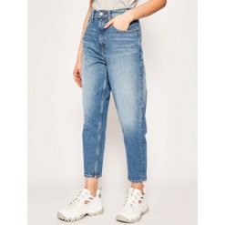Jeansy Regular Fit Tommy Jeans Mom DW0DW08112. Niebieskie jeansy damskie Tommy Jeans. W wyprzedaży za 379,00 zł.