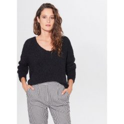 Szenilowy sweter oversize - Czarny. Czarne swetry damskie Mohito, s, bez wzorów, bez rękawów, bez kaptura. W wyprzedaży za 39,99 zł.