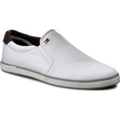 Tenisówki TOMMY HILFIGER - Harlow 2D FM0FM00597 White 100. Białe półbuty męskie TOMMY HILFIGER, bez wzorów, z gumy, bez zapięcia. W wyprzedaży za 159,00 zł.