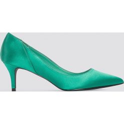 NA-KD Shoes Satynowe czółenka na średnim obcasie - Green. Zielone buty ślubne damskie NA-KD Shoes, z satyny, na średnim obcasie, na obcasie. W wyprzedaży za 80,98 zł.