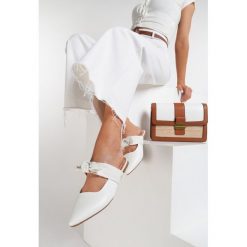 Białe Klapki Elegant Zinnia. Białe klapki damskie Renee, bez wzorów, bez obcasa, na płaskiej podeszwie. Za 59,99 zł.