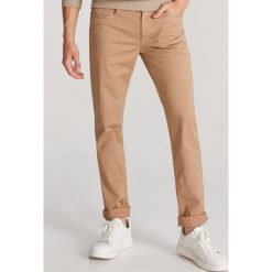 Bawelniane spodnie slim fit - Beżowy. Brązowe spodnie męskie Reserved, m, bez wzorów, z bawełny. Za 99,99 zł.