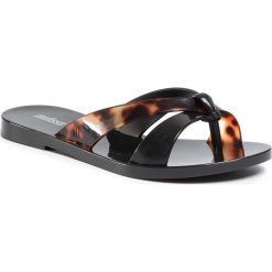 Japonki MELISSA - Must Ad 32821 Black/Tortoise 52812. Czarne klapki damskie Melissa, bez wzorów, z tworzywa sztucznego, bez obcasa, na obcasie. Za 229,00 zł.