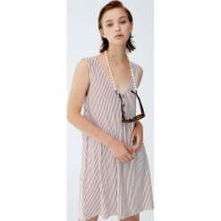 Sukienka z krepy z guzikami. Szare sukienki damskie marki Pull&Bear, bez wzorów, bez kołnierzyka, bez rękawów. Za 59,90 zł.