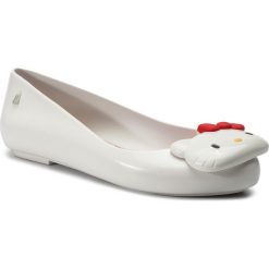 Baleriny MELISSA - Space Love + Hello Kit 32677 White 01177. Białe baleriny damskie Melissa, bez wzorów, z tworzywa sztucznego, bez obcasa. W wyprzedaży za 239,00 zł.