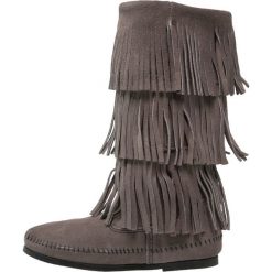 Minnetonka Kowbojki i Buty motocyklowe grey. Szare bez kategorii marki Minnetonka, z materiału. W wyprzedaży za 585,65 zł.