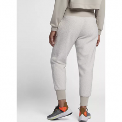 Spodnie Nike Women's Sherpa Joggers (941903-030). Spodnie damskie Nike. Za 269,99 zł.