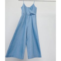Kombinezon z Tencelu™ - Niebieski. Niebieskie kombinezony damskie Reserved, bez wzorów, z jeansu, bez kołnierzyka, bez rękawów. W wyprzedaży za 79,99 zł.