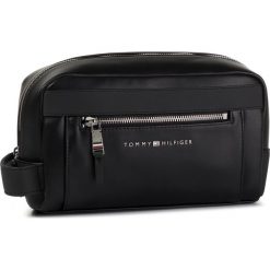 Kosmetyczka TOMMY HILFIGER - Th Metro Washbag AM0AM05318 BDS. Czarne kosmetyczki męskie TOMMY HILFIGER, bez wzorów, ze skóry ekologicznej. W wyprzedaży za 199,00 zł.