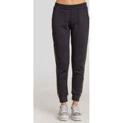 SPODNIE DONATELLA GUESS. Czarne spodnie damskie Guess, s, z materiału. Za 369,00 zł.