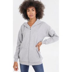 Jasnoszara Bluza Berinova. Szare bluzy damskie Born2be, s, bez wzorów, bez rękawów, bez kaptura. Za 79,99 zł.