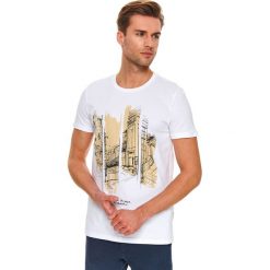 T-shirt dopasowany z nadrukiem. Białe t-shirty męskie Top Secret, na lato, xxl, z nadrukiem, z bawełny, wakacyjne, bez kołnierzyka, krótkie. W wyprzedaży za 29,99 zł.