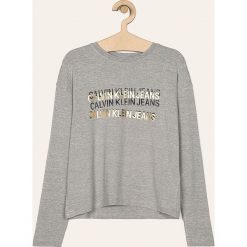 Calvin Klein Jeans - Longsleeve dziecięcy 128-176 cm. Szare bluzki dziewczęce z nadrukiem, z elastanu, z okrągłym kołnierzem, długie. W wyprzedaży za 119,90 zł.