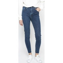 Levi's - Jeansy 714. Czerwone jeansy damskie skinny marki Levi's®, z podwyższonym stanem. Za 399,90 zł.