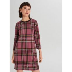 Sukienka w kratę - Fioletowy. Fioletowe sukienki damskie Cropp, s, bez wzorów, bez kołnierzyka, bez rękawów. W wyprzedaży za 19,99 zł.