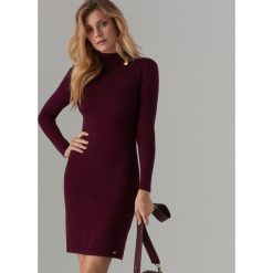 Dzianinowa sukienka bodycon - Bordowy. Czerwone sukienki damskie Mohito, s, bez wzorów, z dzianiny, bez kołnierzyka, bez rękawów, bodycon. Za 69,99 zł.