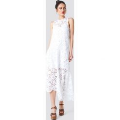 NA-KD Boho Koronkowa sukienka z asymetrycznym brzegiem - White. Białe sukienki damskie marki NA-KD Boho, w koronkowe wzory, z koronki, boho, z asymetrycznym kołnierzem, bez rękawów, midi, asymetryczne. W wyprzedaży za 64,78 zł.