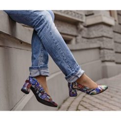 Czółenka na klocku - skóra naturalna - model 1368 - kolor motyl. Czółenka damskie Zapato, bez wzorów, ze skóry, bez obcasa. Za 319,00 zł.