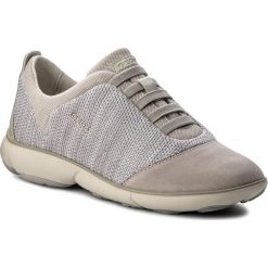 Półbuty GEOX - D Nebula C D621EC 06K22 C1002 Off White. Szare półbuty damskie Geox, na co dzień, bez wzorów, z zamszu, bez obcasa, na płaskiej podeszwie, bez zapięcia. W wyprzedaży za 339,00 zł.