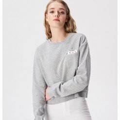 Bluza z kotem w kieszonce - Jasny szar. Szare bluzy damskie Sinsay, s, bez wzorów, bez rękawów, bez kaptura. Za 39,99 zł.