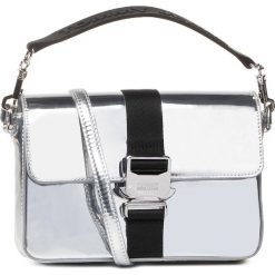 Torebka TOMMY JEANS - Femme Item Crossover Met AW0AW08410 BGE. Szare torebki klasyczne damskie Tommy Jeans, bez wzorów, z jeansu, klasyczne, bez dodatków. W wyprzedaży za 549,00 zł.