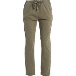 Mos Mosh PATTON PANT Spodnie materiałowe green. Zielone spodnie damskie marki Mos Mosh, bez wzorów, z elastanu. W wyprzedaży za 363,30 zł.