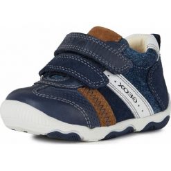 Geox tenisówki chłopięce NEW BALU B020PB_0CLPA_C4002 22 ciemnoniebieskie. Niebieskie buty chłopięce sportowe Geox, z jeansu, bez zapięcia. Za 239,00 zł.