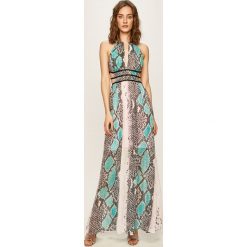 Guess Jeans - Sukienka. Sukienki damskie Guess Jeans, s, z aplikacjami, z poliesteru, z okrągłym kołnierzem, bez rękawów, maxi, rozkloszowane. Za 799,90 zł.