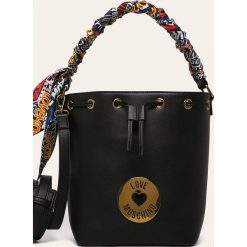 Love Moschino - Torebka. Czarne listonoszki damskie Love Moschino, w paski, ze skóry ekologicznej, na ramię, z aplikacjami. W wyprzedaży za 639,90 zł.