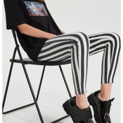 Jeansy high waist w paski - Biały. Białe jeansy damskie Cropp, z podwyższonym stanem. Za 119,99 zł.