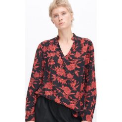 Bluzka oversize w kwiaty -. Bluzki damskie Reserved, w kwiaty, bez kołnierzyka, bez rękawów. Za 89,99 zł.