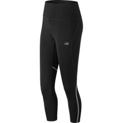 Legginsy New Balance Fashion Run Crop W Czarne. Czarne spodnie damskie New Balance, na lato, bez wzorów, z tkaniny, do biegania. Za 149,99 zł.