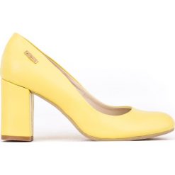 Żółte czółenka na obcasie - skóra naturalna - model 042 - kolor bananowy. Żółte czółenka damskie Zapato, na co dzień, bez wzorów, z jeansu, z okrągłym noskiem, bez obcasa, na obcasie. W wyprzedaży za 179,40 zł.