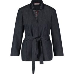 Blezer w kolorze granatowym. Niebieskie bolerka i narzutki damskie Gerry Weber, w paski, z bawełny, bez rękawów. W wyprzedaży za 219,95 zł.