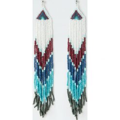Kolczyki z frędzlami z koralików. Szare kolczyki damskie marki Pull&Bear. Za 49,90 zł.
