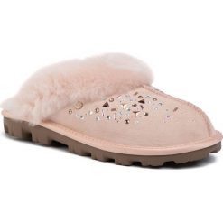 Kapcie UGG - W Coquette Galaxy 1103866 Qrt. Różowe klapki damskie Ugg, ze skóry. W wyprzedaży za 439,00 zł.