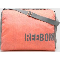 Reebok - Torba. Pomarańczowe torebki sportowe damskie marki Reebok, w paski, z poliesteru, sportowe, na ramię. Za 149,90 zł.