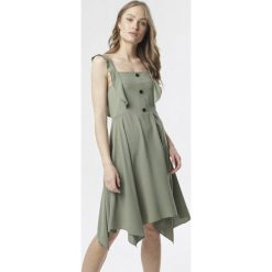 Zielona Sukienka Callala. Zielone sukienki damskie Born2be, s, bez wzorów, z falbankami, bez rękawów, mini, rozkloszowane. Za 79,99 zł.